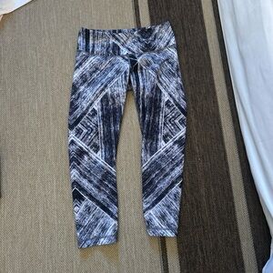 Lululemon black and white capris size small